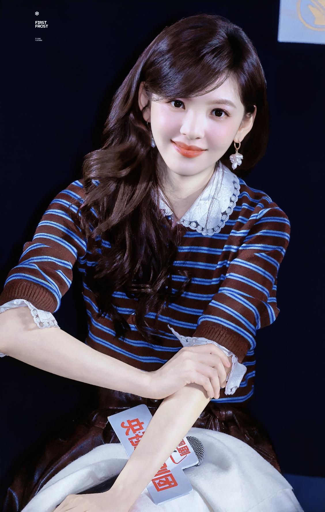 这是不久前《冬去春来》剧组参加媒体见面会时的现场照片，女主章若楠的这一身穿搭实在