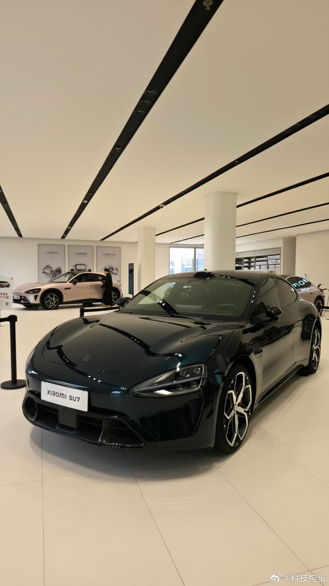 新小米SU7的靛石绿，搭配21寸双层梅花锻造轮毂，这也太好看了。再次感叹这个绿是