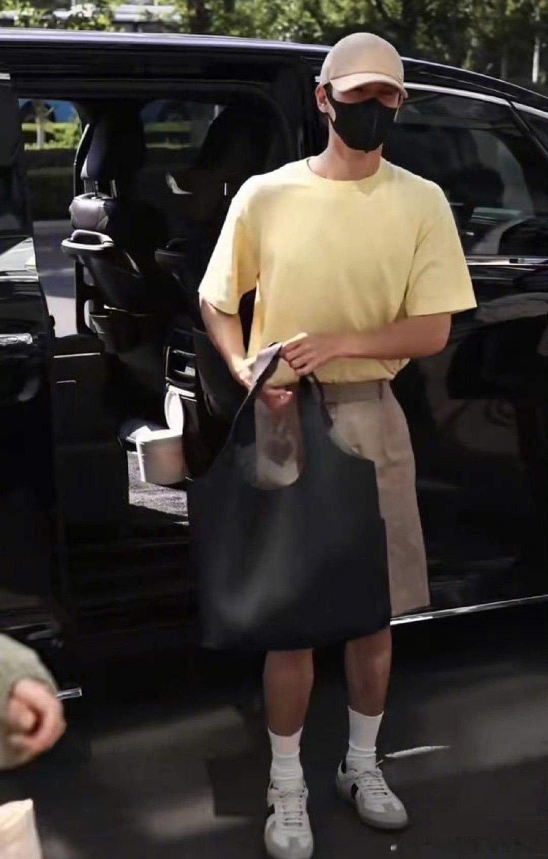 李昀锐再出发巴黎时装周 李昀锐出发巴黎时装周路透～清爽穿搭彰显少年本色，每一步都