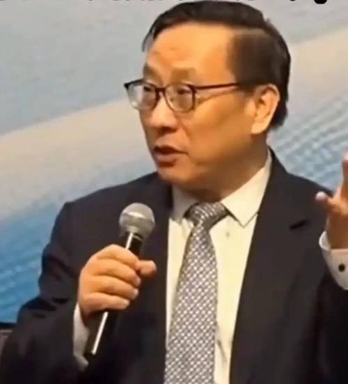 在菲律宾，当着一堆人的面，高志凯问了一句：“你们去翻翻1898年的《巴黎条约》，