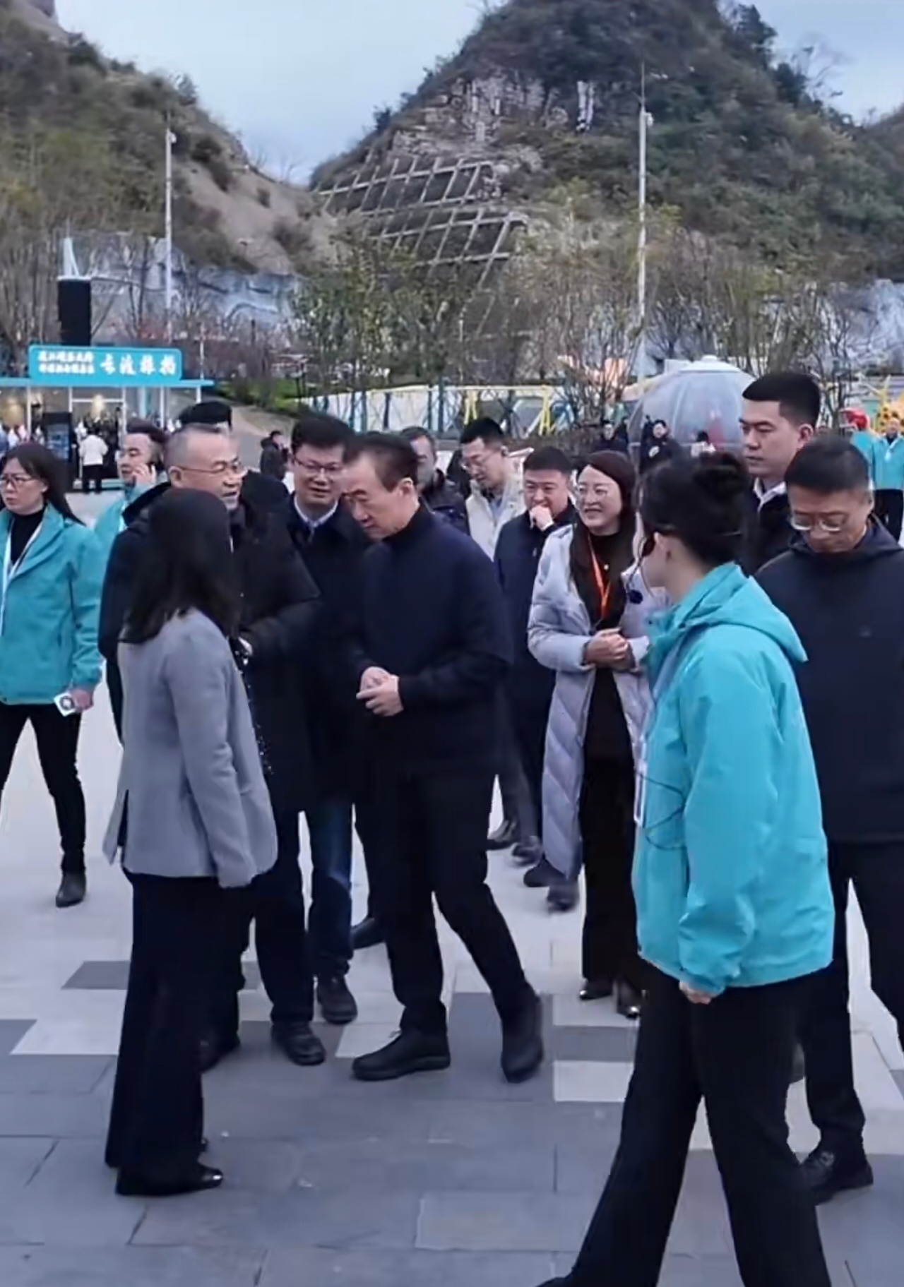 72岁王健林低调现身贵州72岁的王健林，与前些年相比，明显的瘦了很多，仍旧活跃在