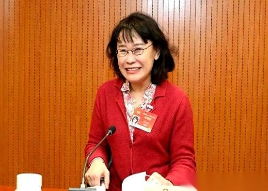 聊聊张海迪，很多人只记得一个名字。
但很少有人知道，她当年为了学针灸，是拿自己已