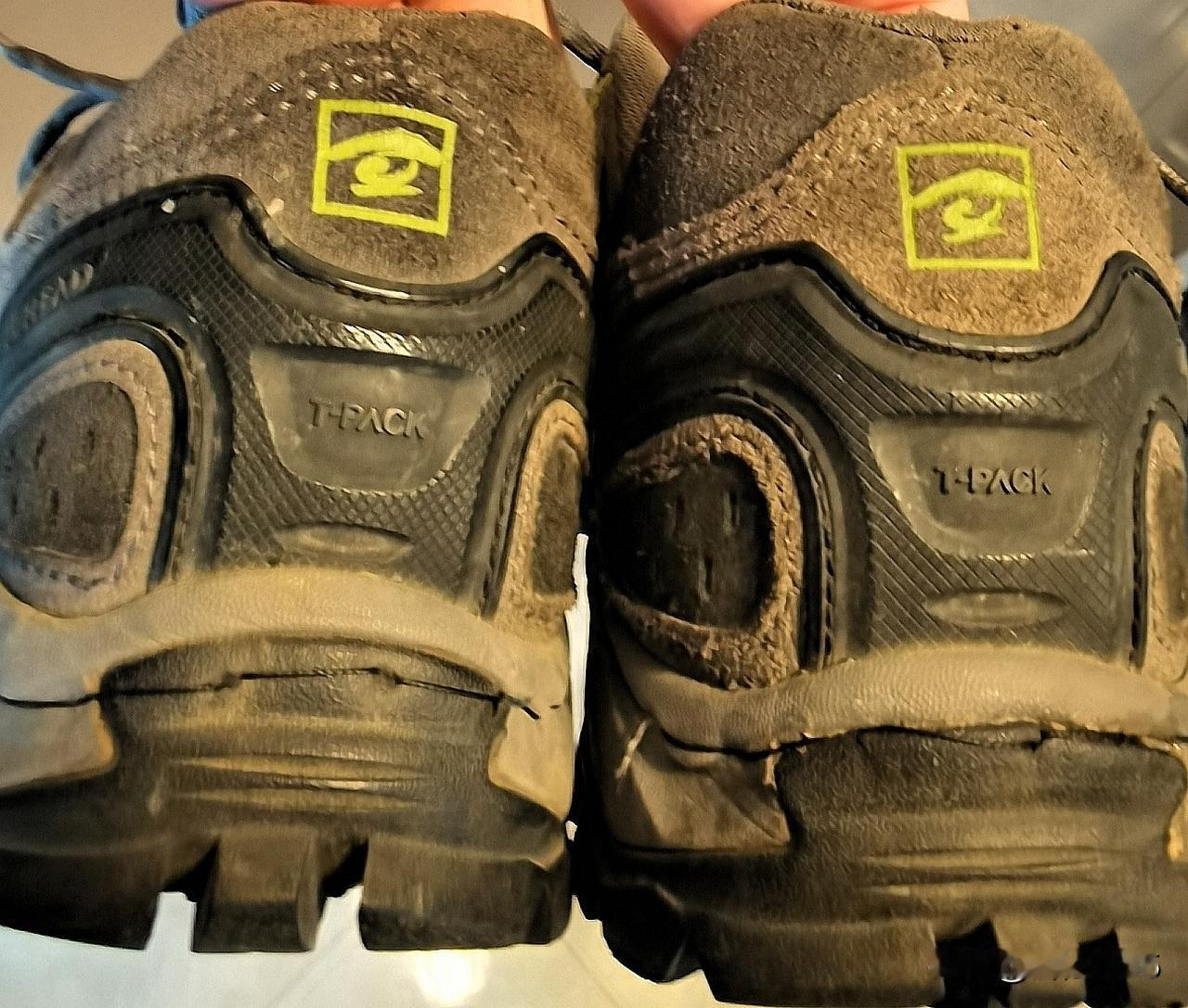 三十年来的一次修鞋 。

今天居然去修鞋了，近几十年除了穿坏直接丢掉的鞋，还真没