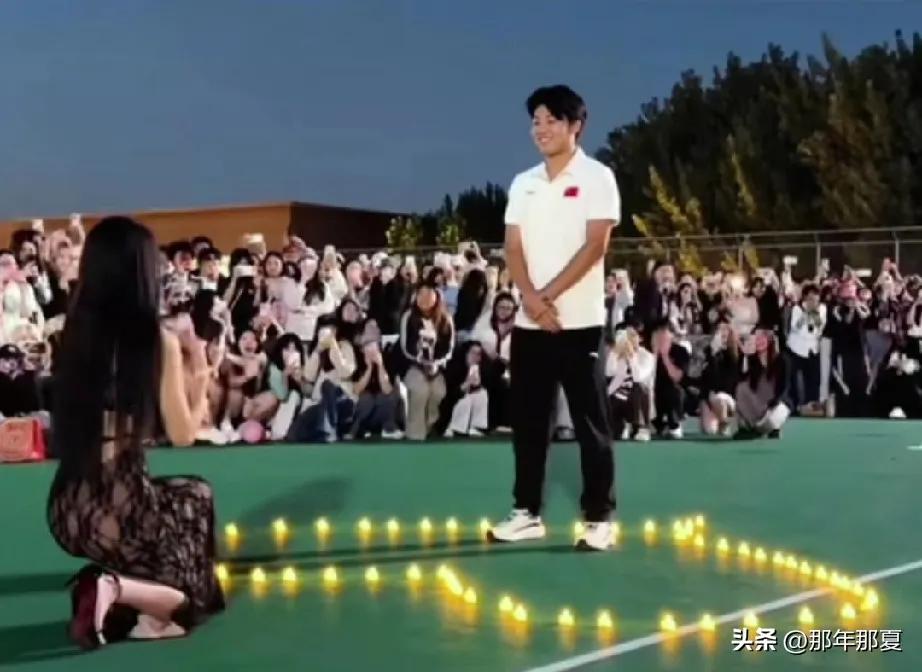 一场别开生面的求婚在河北美院上演。
女孩穿着露背礼服长裙，单膝跪地手拿戒指，向男