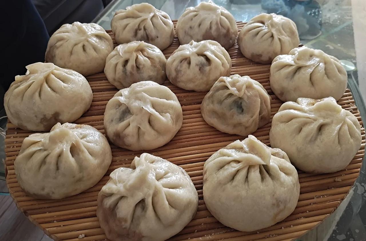 这包子还可以吧，比我媳妇包的强多了，最起码没有呲牙咧嘴的。


但是，包个包子咋