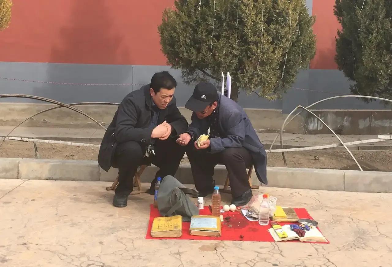 以前我不理解，为什么算 命先生那些瞎掰的说辞，总有人信，即使再不景气的算 命先生