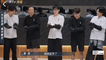 王铮亮道具终结者？披哥节目组道具质量不过关啊，这是有意的还是咋的，可着王铮亮一个