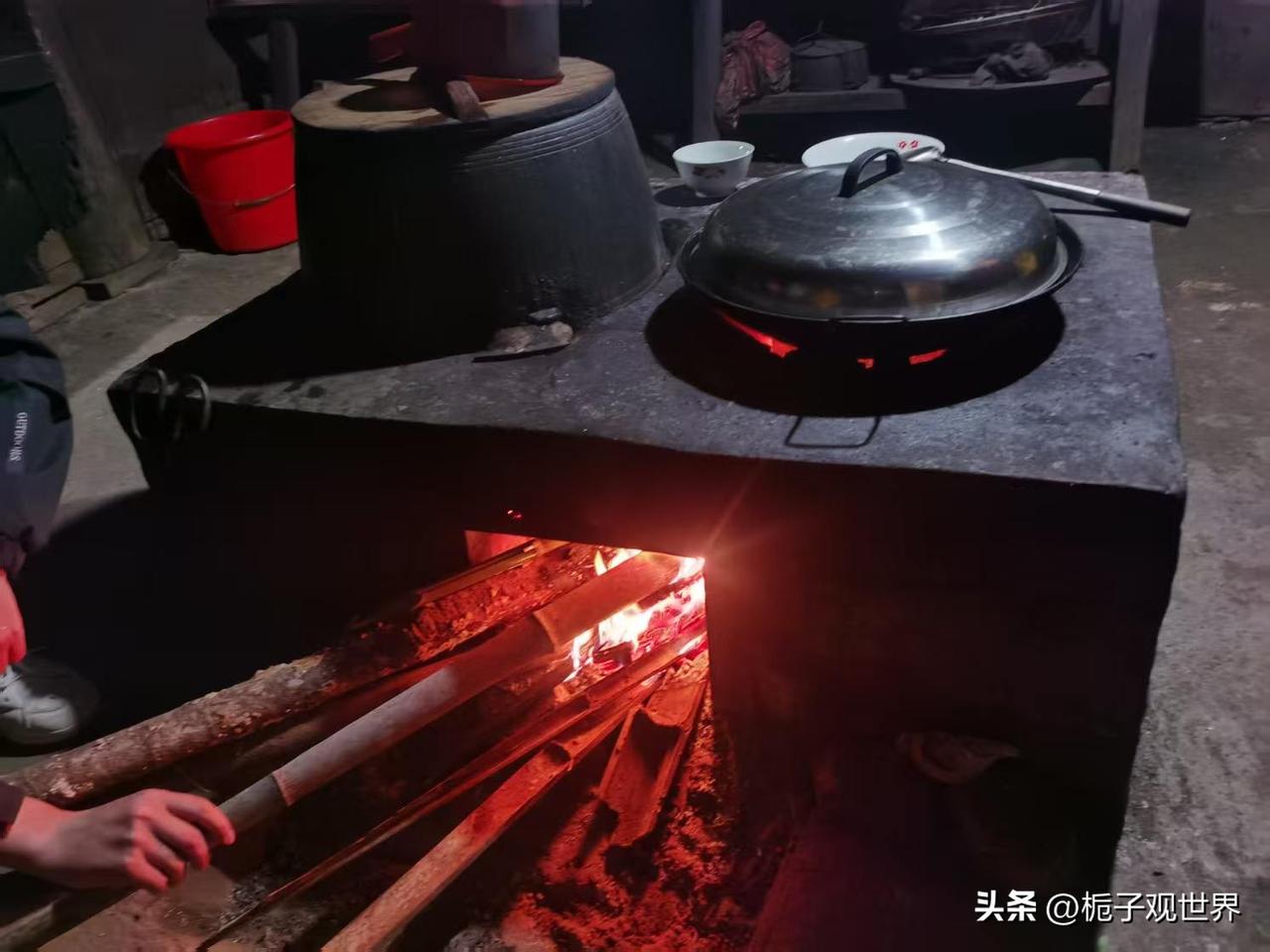 有一种孤独，在生活中获得某种惊喜或幸福时刻，却没有合适的人可以尽情分享。
孤独的