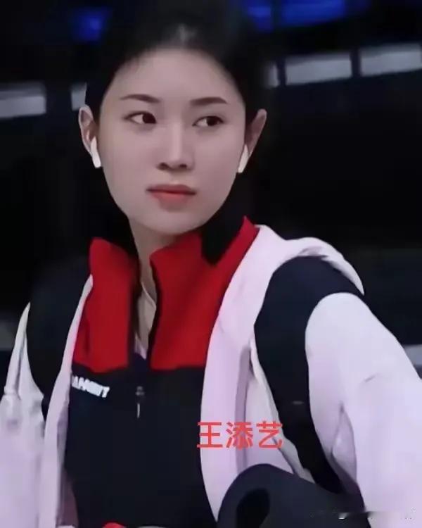王添艺很美，球技高更美！
毫无疑问，王添艺是国乒颜值最高的。她身材高挑，明眸皓齿