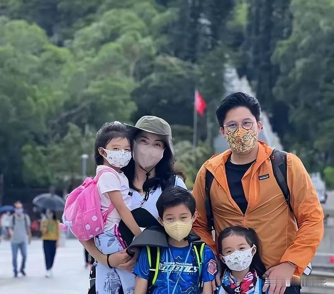 主持人问霍启刚:“你是香港人，郭晶晶是河北人，那你家的饭菜平时都是各吃各的口味吗