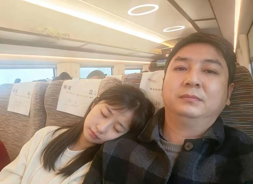 急呐！兄弟们！坐车碰到这种情况该怎么办啊？要不要叫醒她呀？[捂脸]