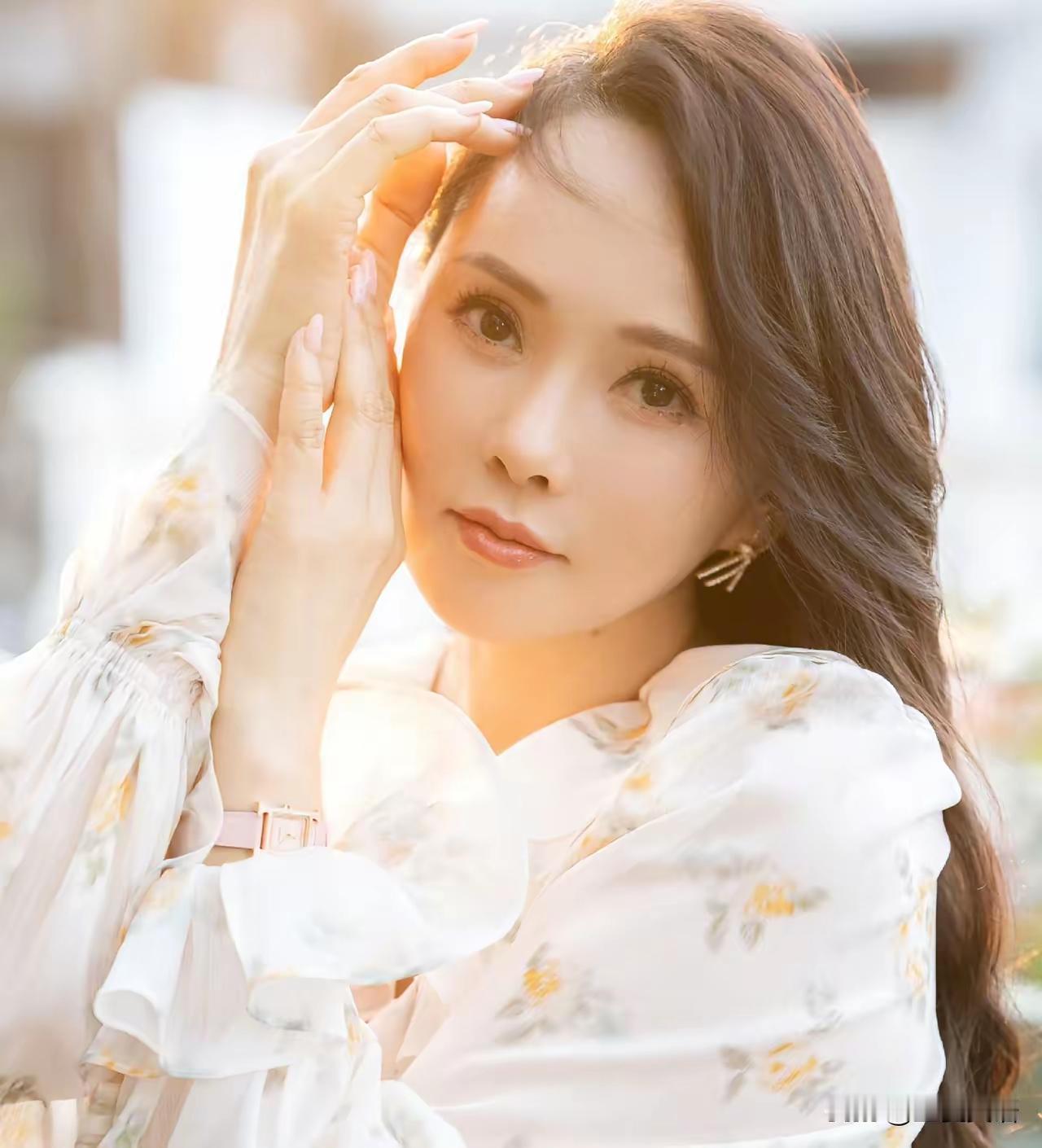 伊能静人生赢家，
培养出一个优秀的儿子，
活成了自己想要的模样。