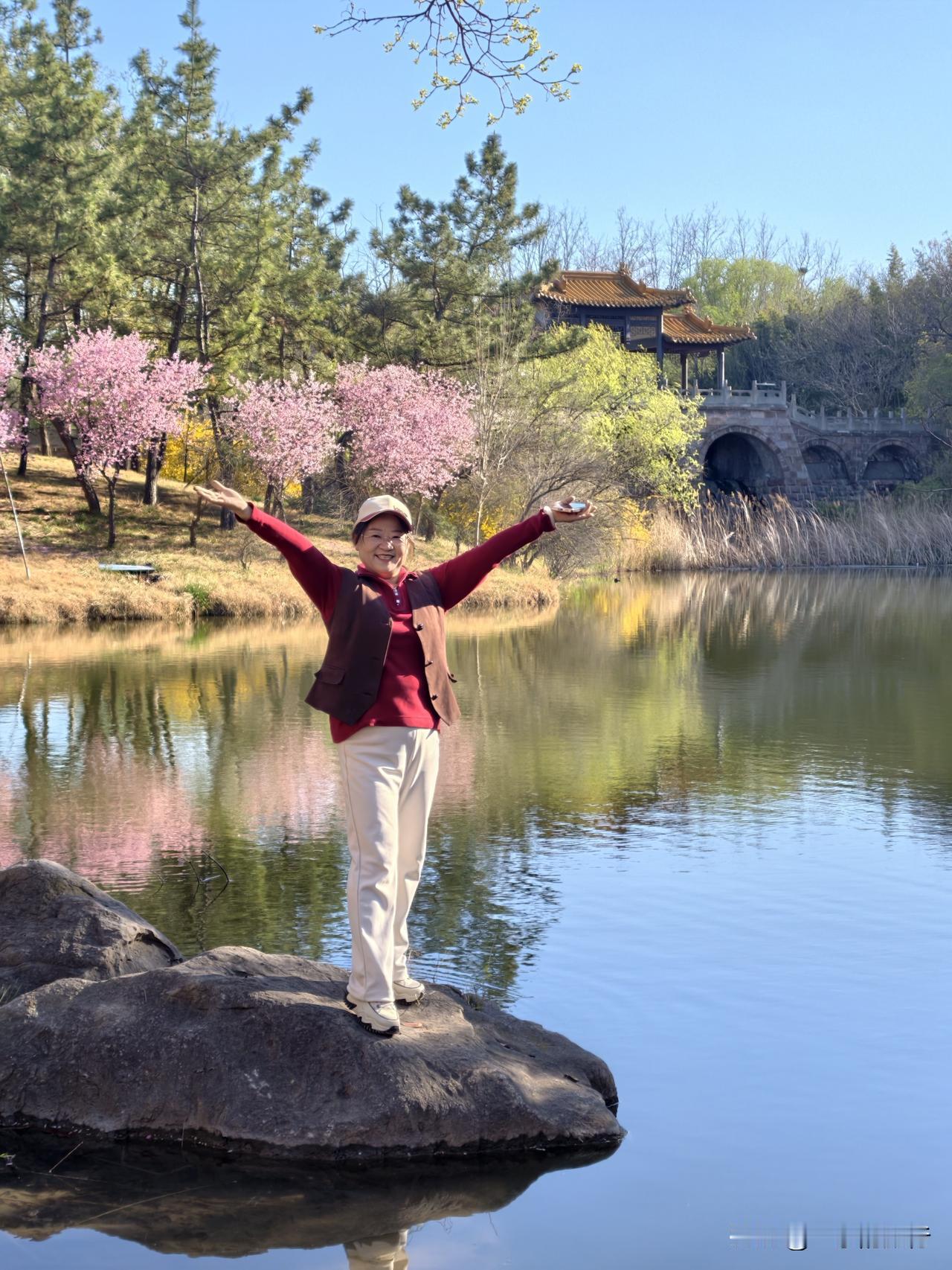 清明假期，齐鲁民俗第一园安丘青云山这么多人，果然还是免费的香。

刷视频，看到上