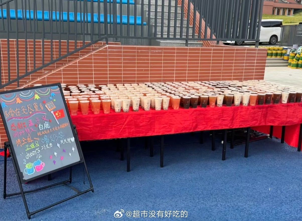 白鹿请爱在无尽夏剧组喝奶茶白鹿请孟子义剧组喝奶茶 白鹿请爱在无尽夏剧组喝奶茶 ​