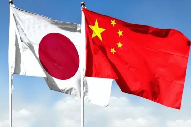 同一天两件事！日本对华外交降级＋自卫队员闯使馆，绝非巧合
 
特朗普刚嘲讽“没人