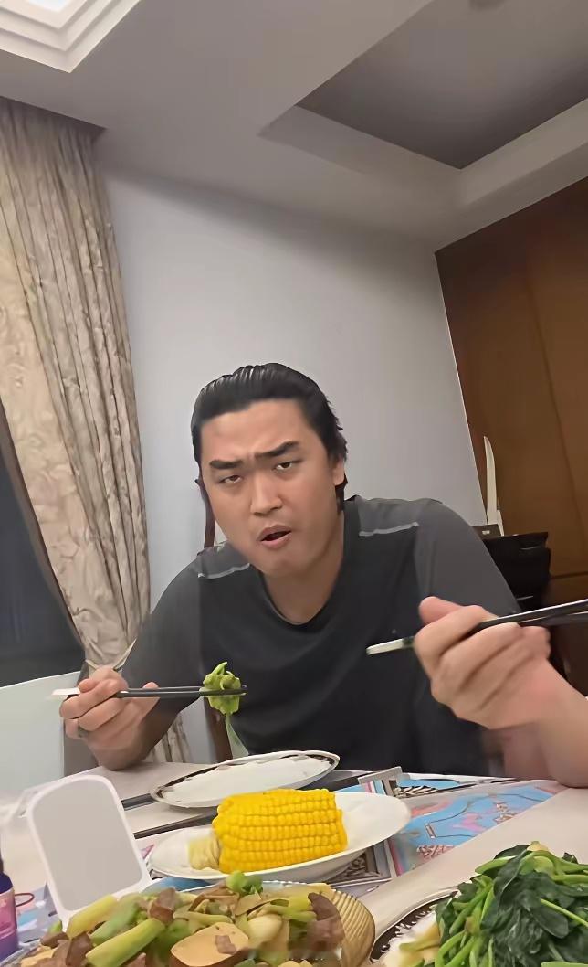最近看到李立群和他儿子的事。儿子欠了几千万债务，坚持要自己承担，李立群一开始急着