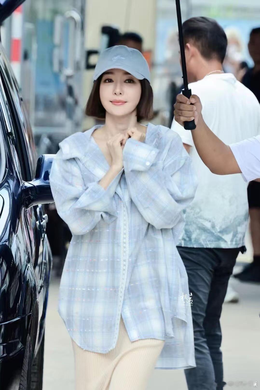 秦岚剪波波头简直大回春！格子衬衫叠搭针织裙，休闲随性又不失时髦感，清爽减龄超亮眼