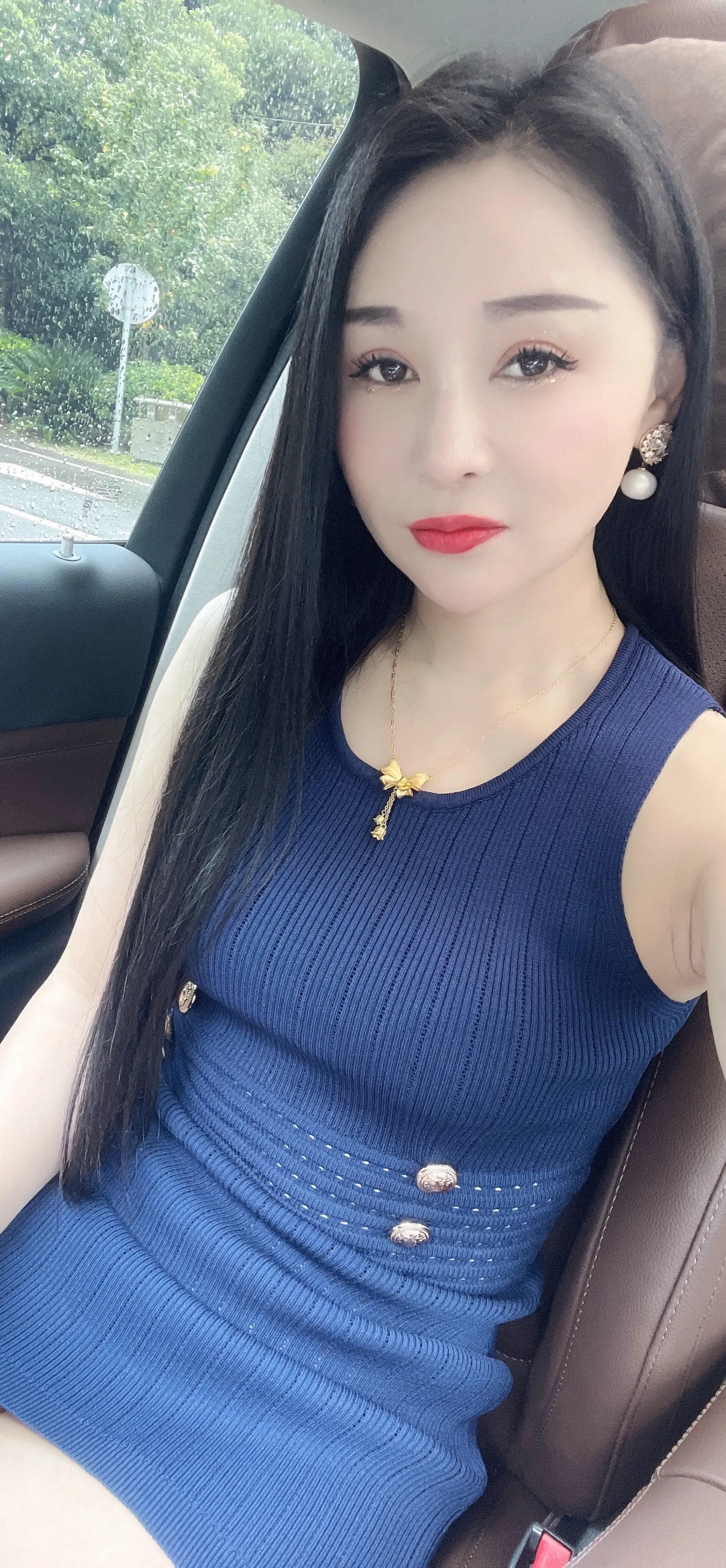 有什么事不要和妈妈说，她老了帮不了你，只会让她睡不着，成年人了又承担起...