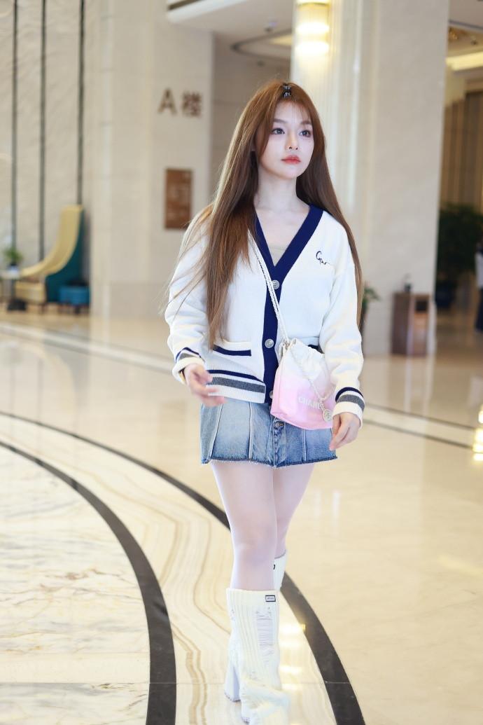 青春洋溢的校园风穿搭，元气少女在校园中漫步