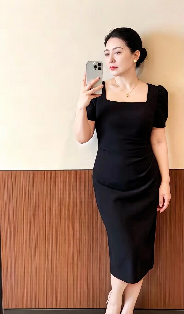 四十六岁，小黑裙衬得腰线依然利落，照镜子时忽然觉得：结不结婚，其实要看跟谁结。年