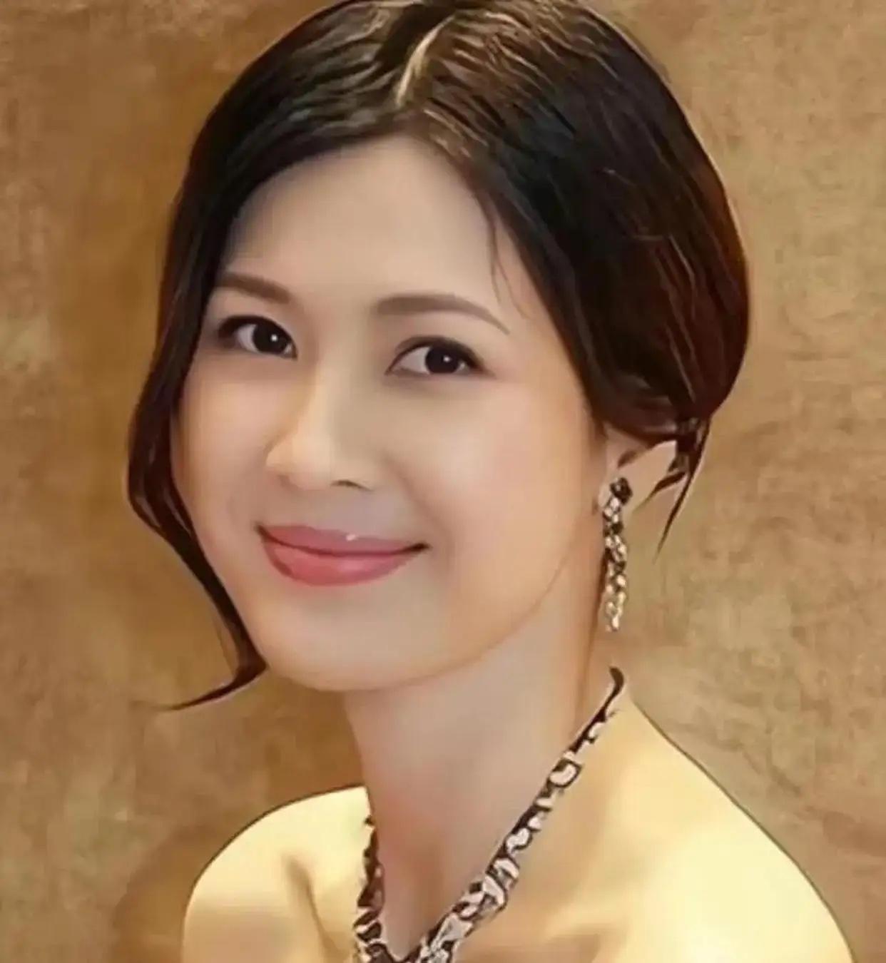 2011年，身家50亿的温州首富周旭辉，背着原配老婆，看上了演李云龙老婆的童蕾。