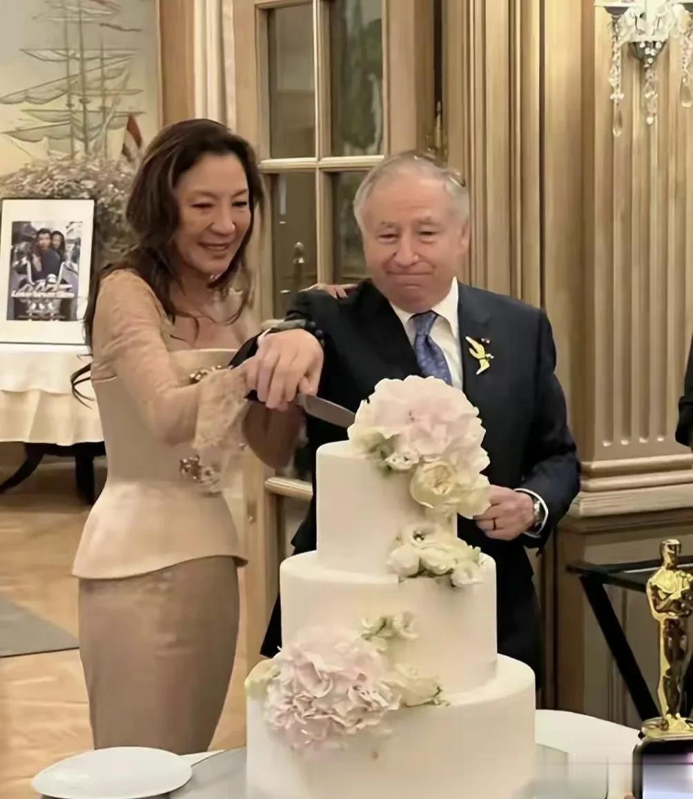 真的要祝福功夫女皇杨紫琼，相信很多人都是看着她的戏长大的，现在她终于与富豪男友让