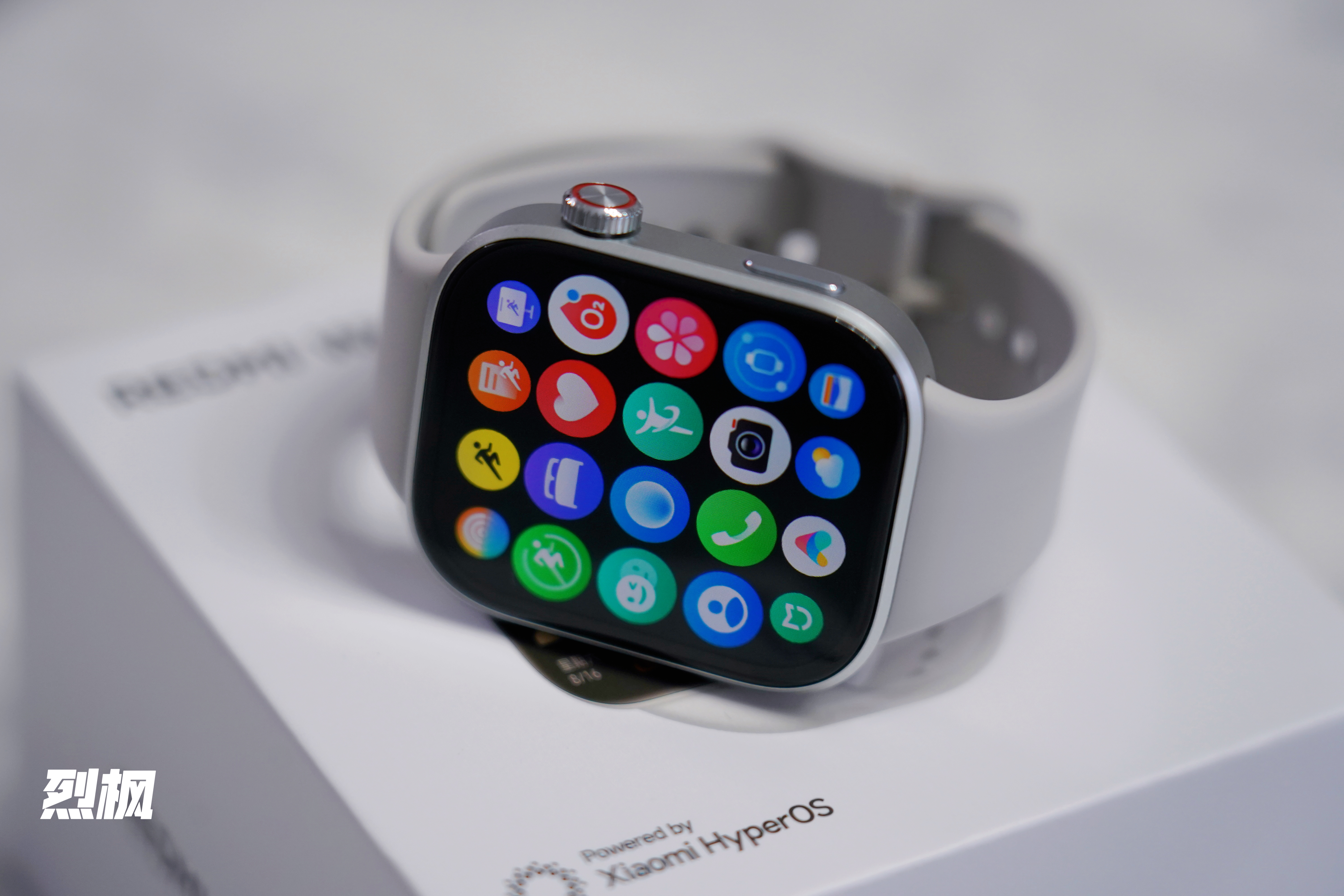 REDMI Watch 6速评：千元内闭眼入的性价比之王。直角边框+双按键设计，