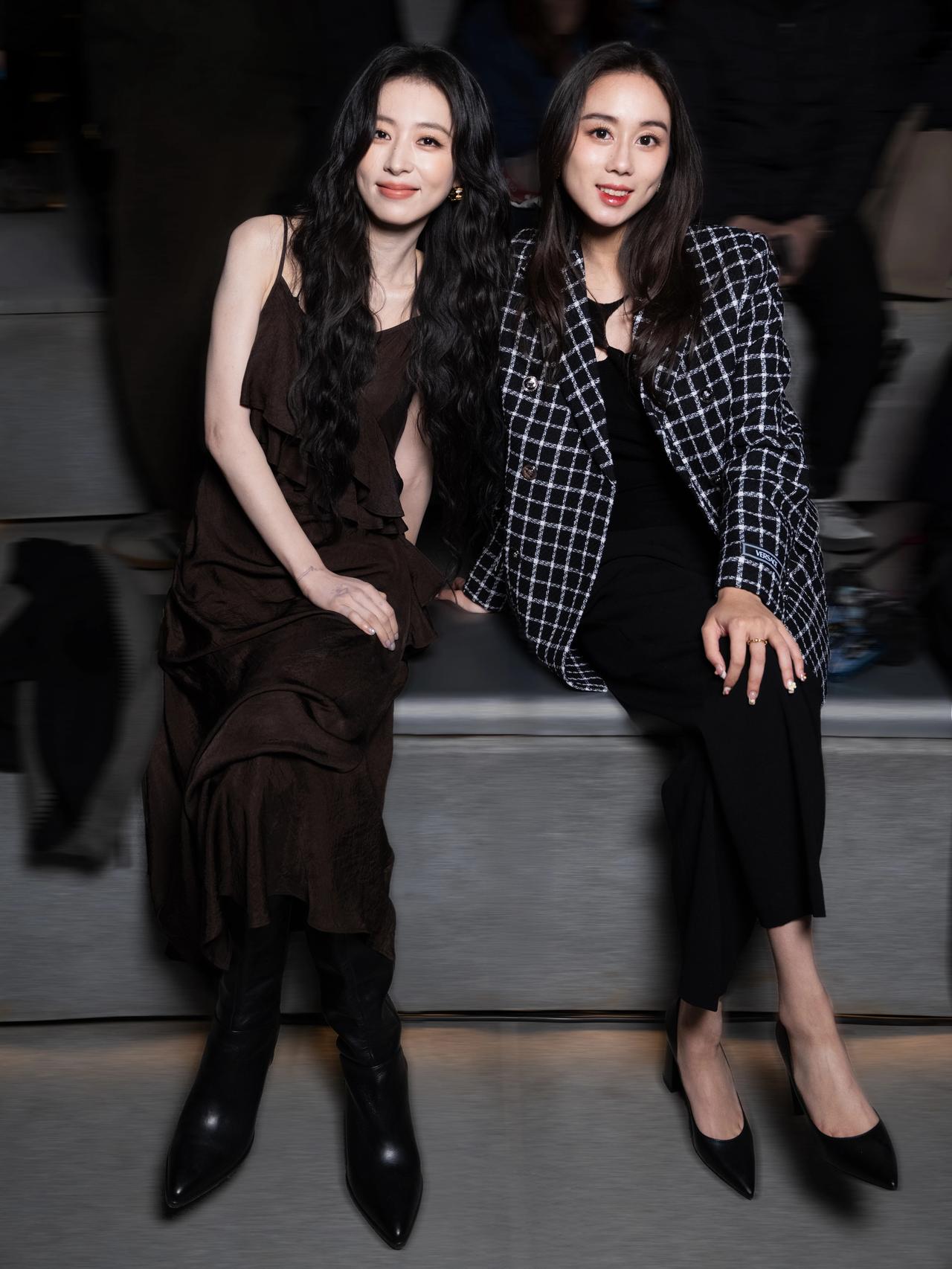 左边是周雨彤，1994年出生，身高167cm。
右边是何超欣，1999年出生，身