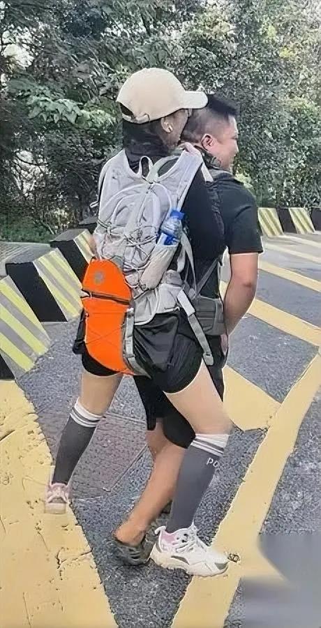 广东姑娘脚崴在山路

蹲那揉脚踝直咧嘴

突然冲过来个穿拖鞋的河南小伙

“我背