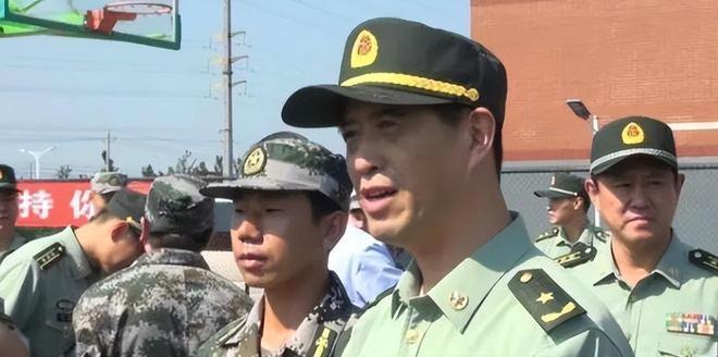 部队政委和党委书记，有什么不同？

政委是政治委员的简称，也是本单位的政治首长，