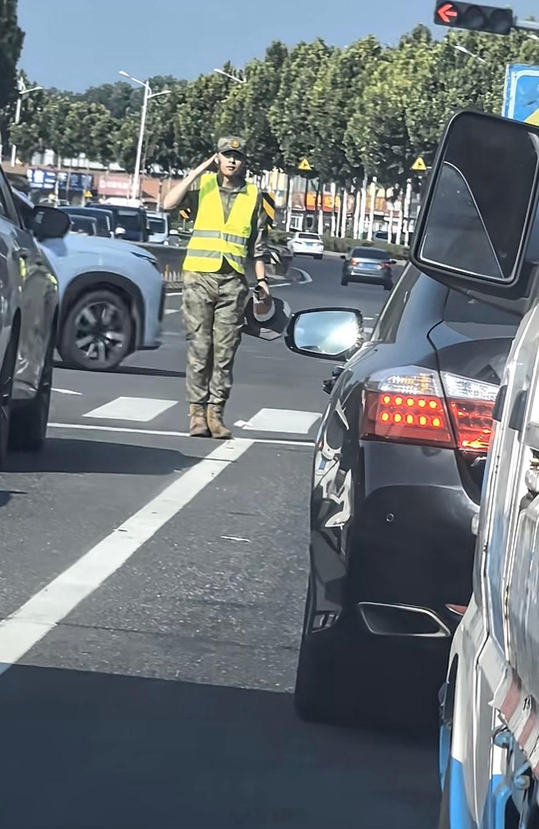这个敬礼就见外了🫡都是自己人。让行部队车辆，是人民对子弟兵最普通最朴实无华的支