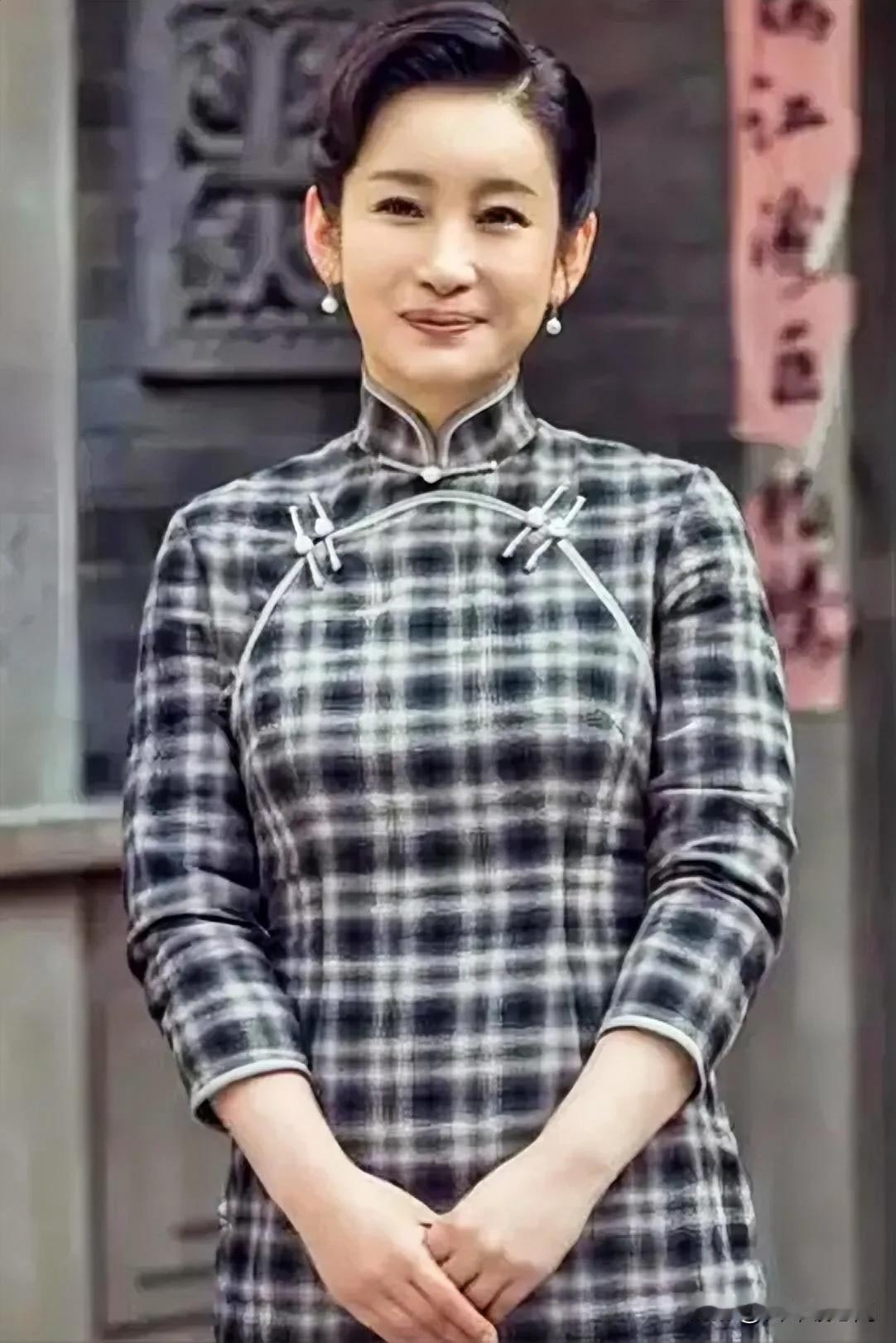 在一次综艺节目中，主持人问秦海璐：“你觉得什么样的男人最迷人？”她毫不犹豫地回答