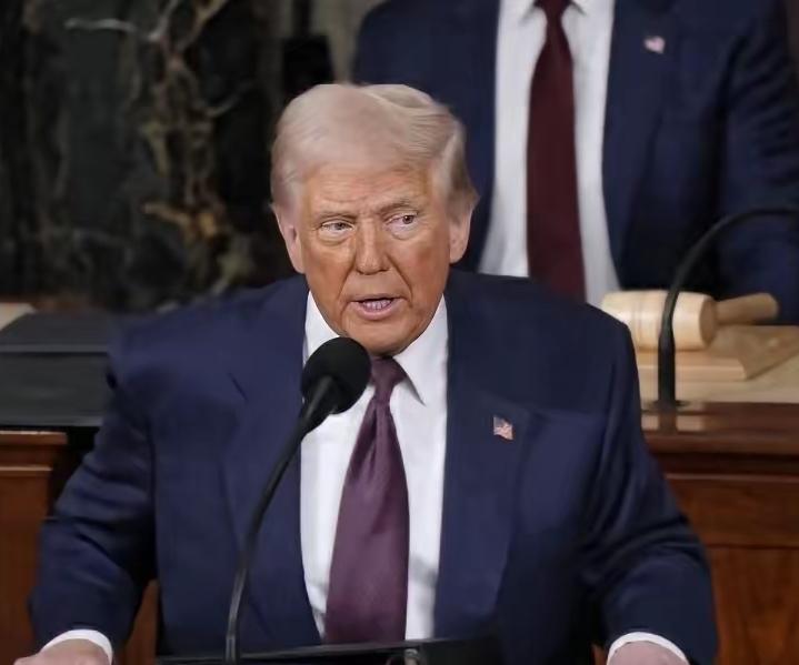 特朗普突然宣布:第二名飞行员已安全回家

4月3日，一架美军F-15E“打击鹰”