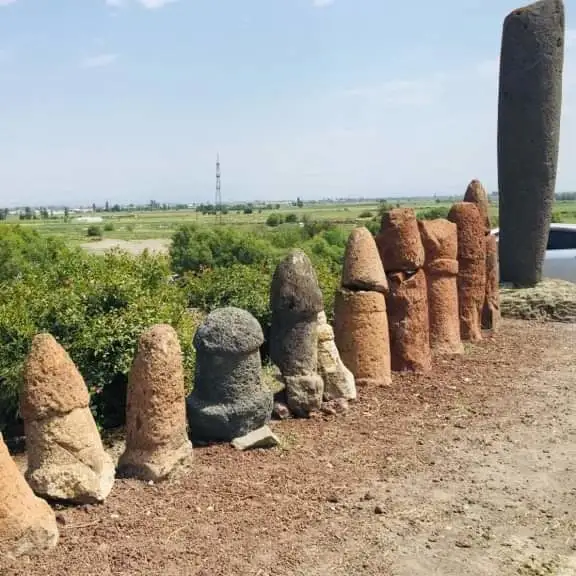 亚美尼亚 Metsamor 的 Vishap Stones : 这些维...