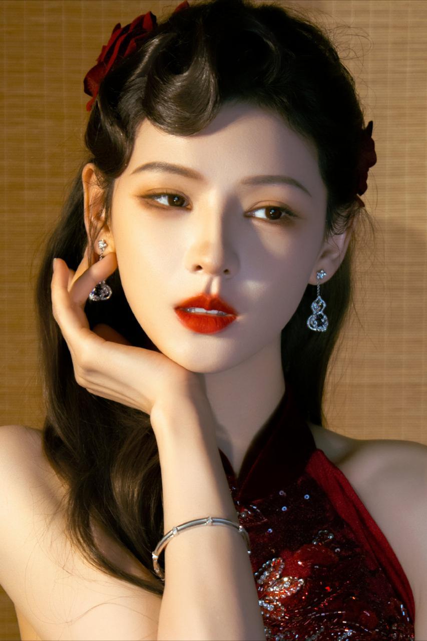 张予曦这套造型太美了 她好适合旗袍 