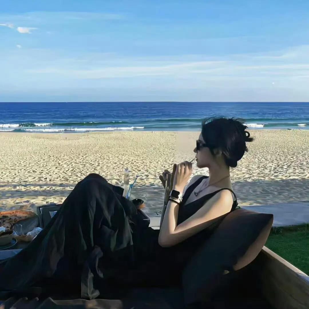 中年才惊觉，小时候最在意的亲情淡了，年轻时拼尽全力的爱情婚姻也索然无味。努力和自