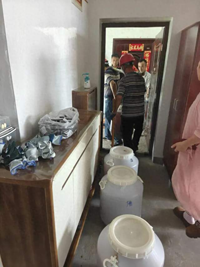 上海大姐痴迷自制酵素12年！30个百斤大桶堆满家，楼下邻居坐不住