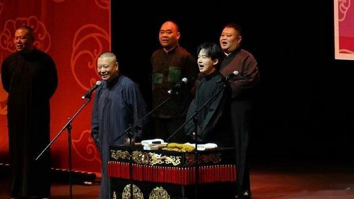 郭麒麟正面回应德云社继承人当父亲郭德纲把“继承人”话题抛向郭麒麟时，他的机智反应