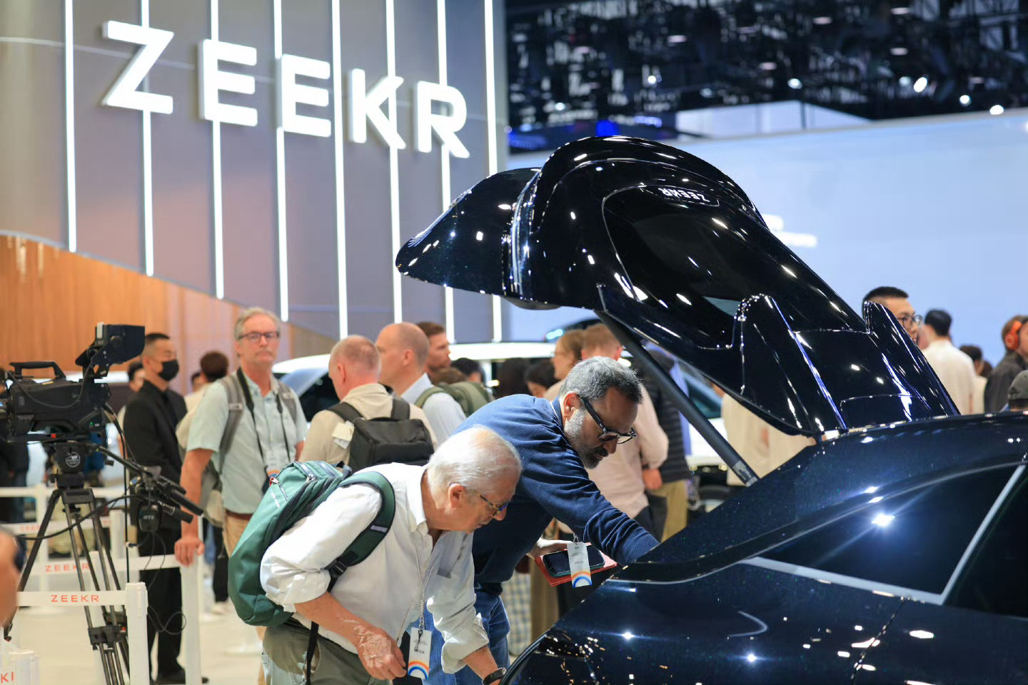 这次北京车展极氪展台好多外国友人，明星也不少，黄晓明和郎朗都来了。同时焕新009