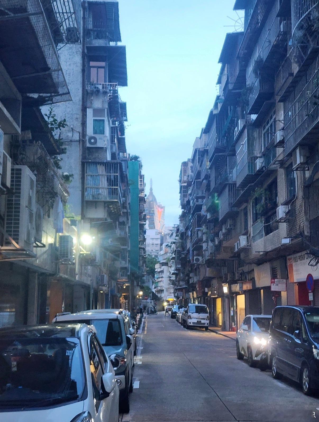 明天去澳门出差，本来想着在金碧辉煌皇宫前，拍点纸醉金迷感大礼服大片，看了下攻略，
