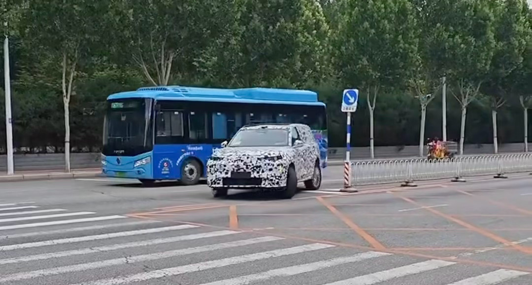 可以明显的看到长城魏牌旗舰SUV带后轮转向，大尺寸SUV也能拥有路口掉头一把就过