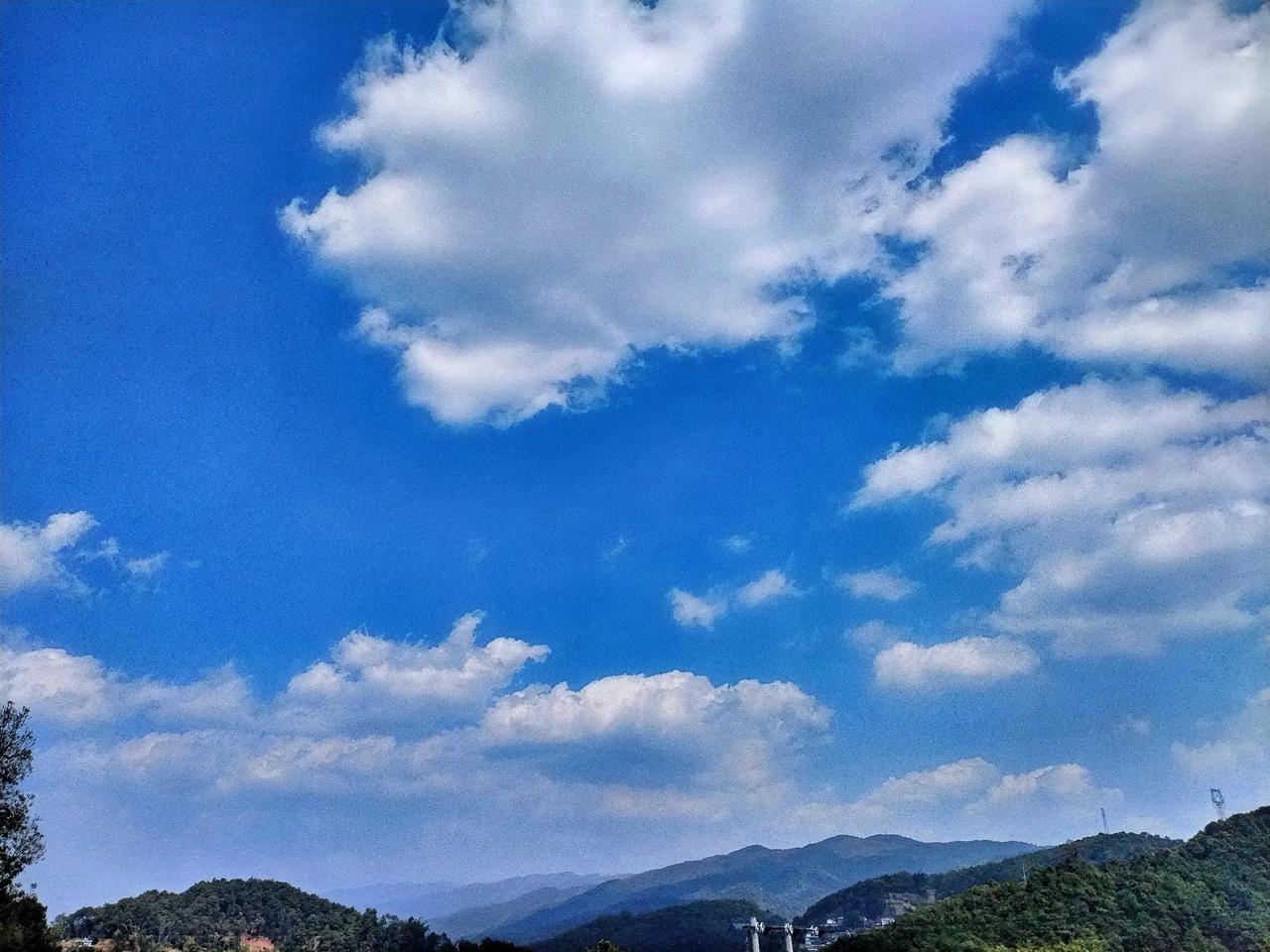 云卷千山外，风拂万里天。在云卷风拂的天地之间，随手按下快门，定格下大自然最灵动的