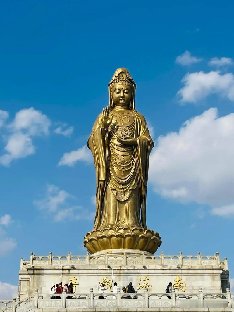 来普陀山，才懂什么叫一眼破防🙏
 
站在33米的观音像脚下抬头望的那一刻，所有
