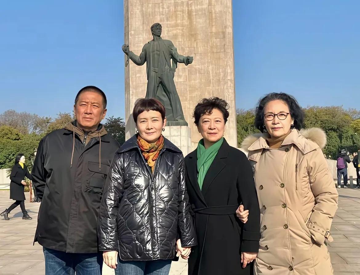 这张4人合照，我认出了戴着眼镜、风姿绰约的宋晓英，胖瘦适宜、清姿雅质的王馥荔，面