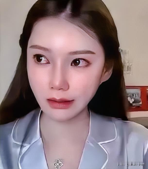 那些未曾宣之于口的疼爱，化作了日复一日的陪伴——是灯下缝补时的专注，是失意时轻轻