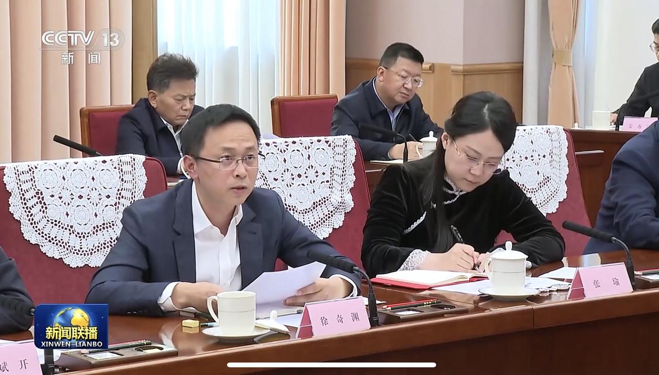 参加座谈会的有：中国社会科学院美国研究所副所长徐奇渊、中央财经大学副校长陈斌开、