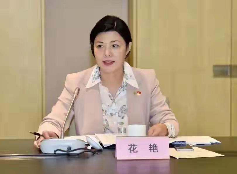 56岁的花艳担任金陵集团总经理，显然是有较高的管理能力才能胜任的。
金陵集团属下