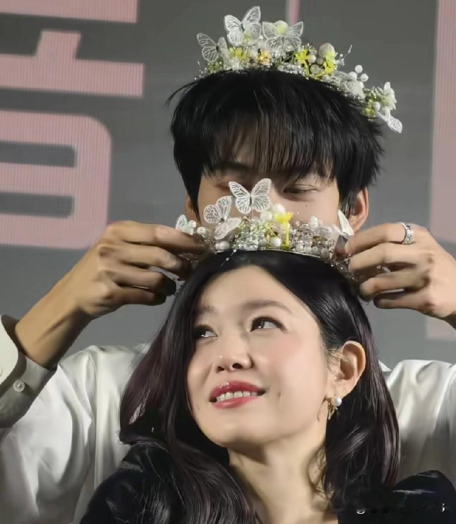 一直觉得陈妍希好甜，
梨涡超加分！
天然娃娃脸就是抗老，
生活里总笑盈盈的，
状