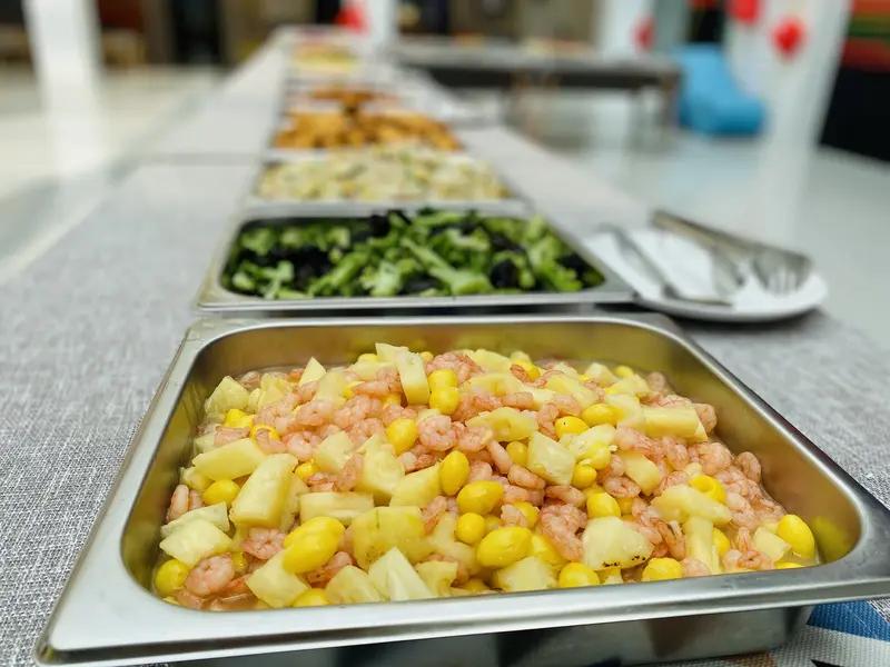 5月7日山东滕州，“肉是臭的、菜是烂的”？家长称金八力托管机构给孩子准备的食材变