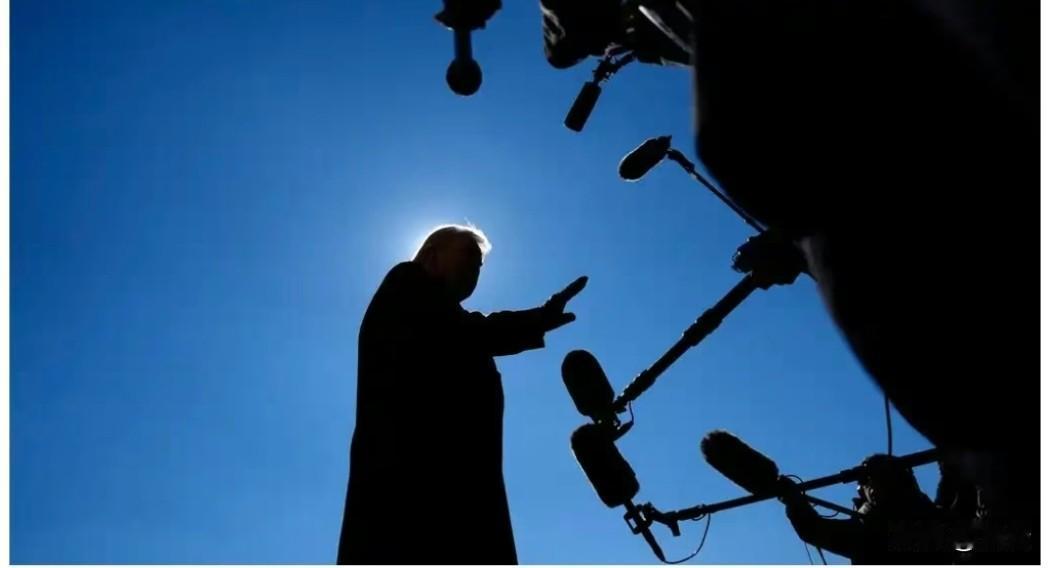 快讯：特朗普公开敲打泽连斯基！敦促加速签署和平协议，否则错失关键机遇

据英国《